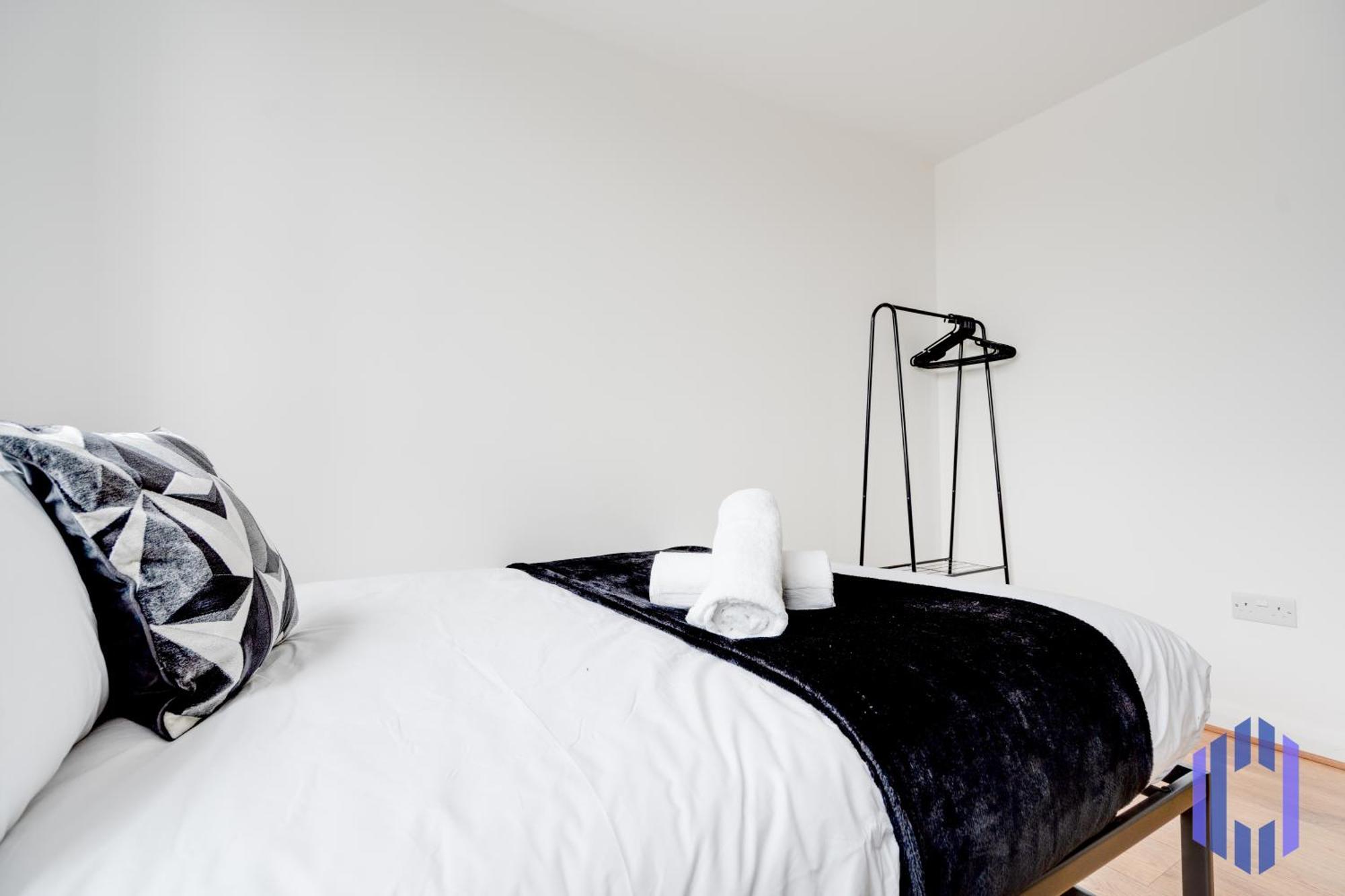 Sophisticated & Stylish Flat Near Airport - Sleeps 9 Manchester